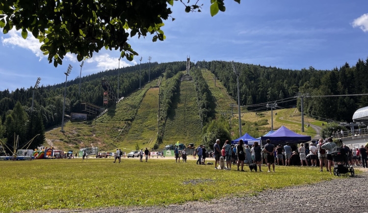 Harrachov zastavil rekonstrukci můstku, je ve sporu se Svazem lyžařů