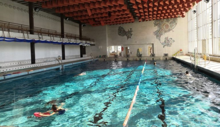 Krytý bazén v Krnově zůstane uzavřený i po prázdninách, povodeň narušila statiku