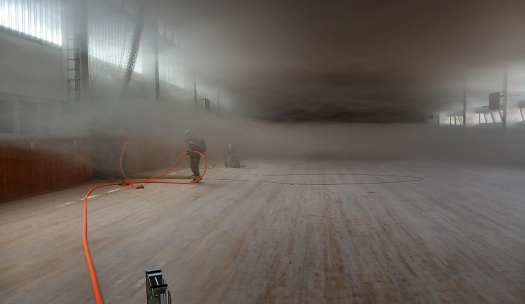 V brněnské ulici Jana Babáka hořela tělocvična, škoda je zatím v milionech