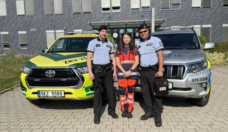 Policisté z Jáchymova zachránili muže v bezvědomí.