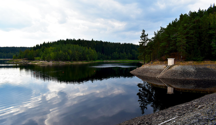 Přehrada v Tatrovicích má nižší hladinu vody, její kvalita ale zůstává dobrá