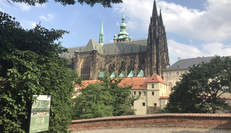 Pražský hrad investuje do bezpečnosti, za speciální odpadkové koše zaplatí miliony