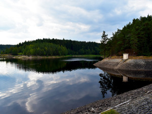 Přehrada v Tatrovicích má nižší hladinu vody, její kvalita ale zůstává dobrá
