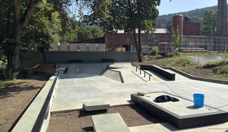 Nový skatepark v Kraslicích čeká na kolaudaci, sportovcům se otevře v září.