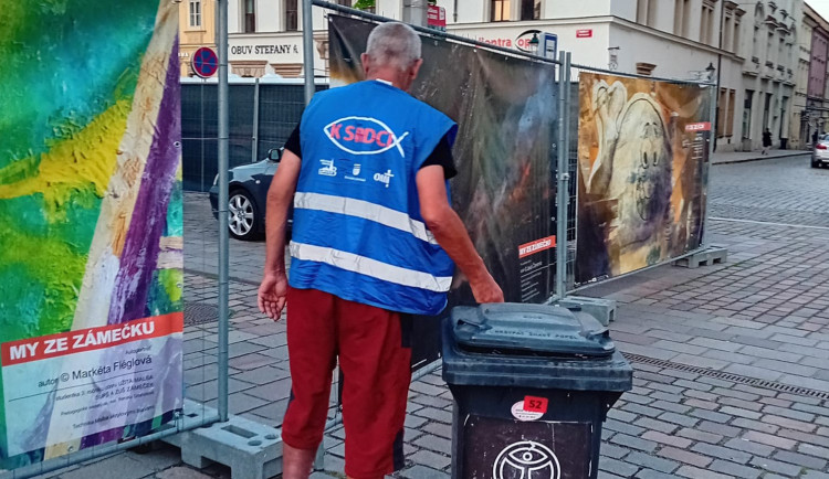 Desítky bezdomovců pomáhají s úklidem a tříděním odpadu během festivalu Na ulici