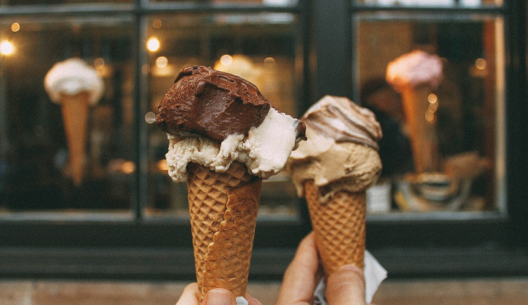 Chladnější červenec snížil prodej zmrzliny v Brně, lidé rádi experimentují