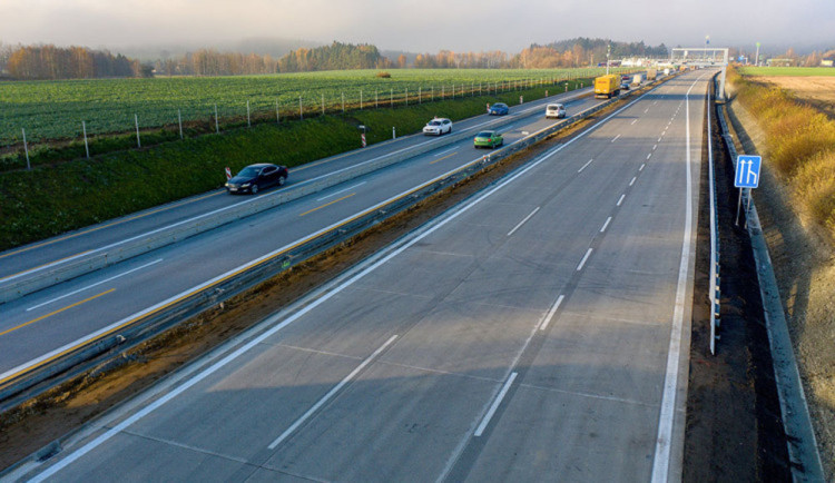 Obchvat Českých Budějovic na dálnici D3 bude natrvalo zdarma, oznámil ministr