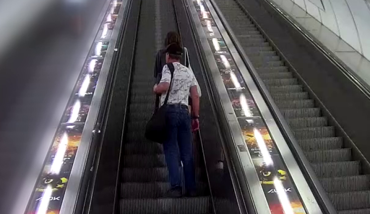 VIDEO: Muž napadl v metru mladou ženu, na eskalátoru jí sáhl do rozkroku