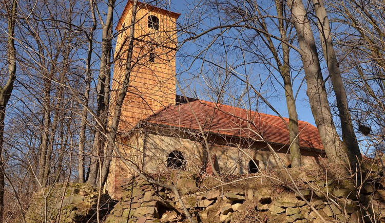 Dobrovolníci završí záchranu kostela svatého Jiří v zaniklé obci na Bruntálsku