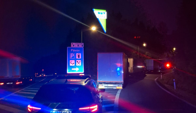 Řidiči kamionů na D1 parkovali, kde neměli. Od policie vyfasovali pokutu