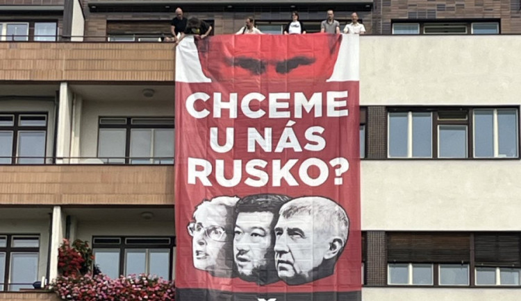 Skupina Kaputin vyvěsila na budovách v Praze plakát s Putinem a českými politiky