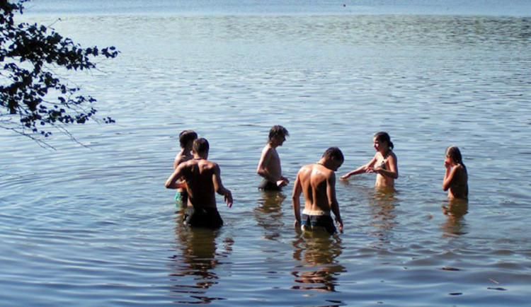 Mírně se zlepšila kvalita vody v Máchově jezeře i přehradě v Jablonci