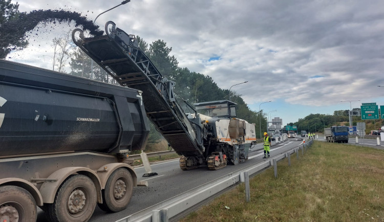 Stavaři zahájili opravu úseku D10 u Prahy a části Pražského okruhu