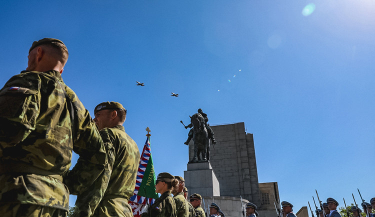 Armádní letadlo přivezlo ostatky devíti parašutistů a odbojářů. Na Vítkově je čeká pietní ceremoniál