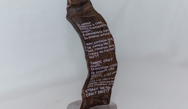 V Arnoldově vile se dražily artefakty z ukrajinského bojiště. Umělecká díla vynesla 175 tisíc korun