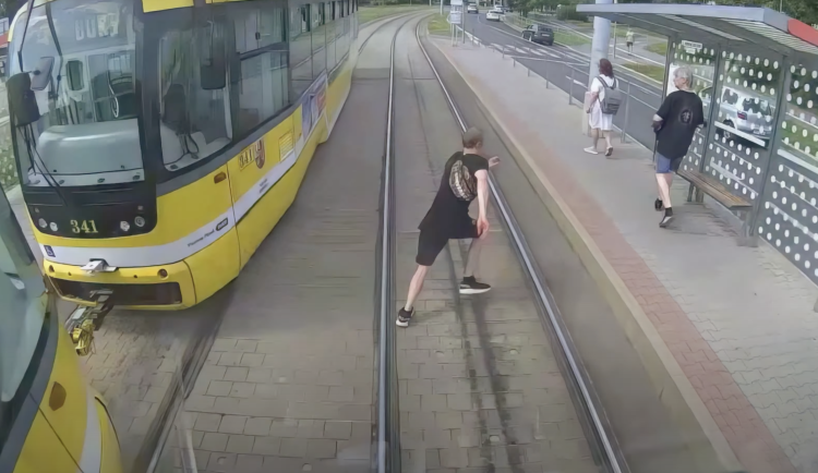 Dopravní podnik spouští osvětovou kampaň. Reaguje na časté střety chodců s tramvajemi