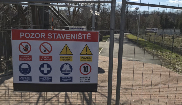 Kácením začaly v Novém Boru práce na druhé etapě cyklostezky do České Lípy