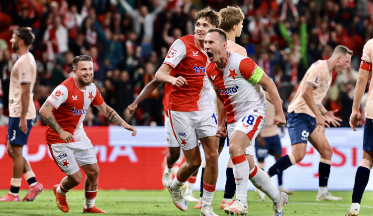 Obrat v Edenu. Slavia porazila Pardubice 3:1 a vede neúplnou tabulku