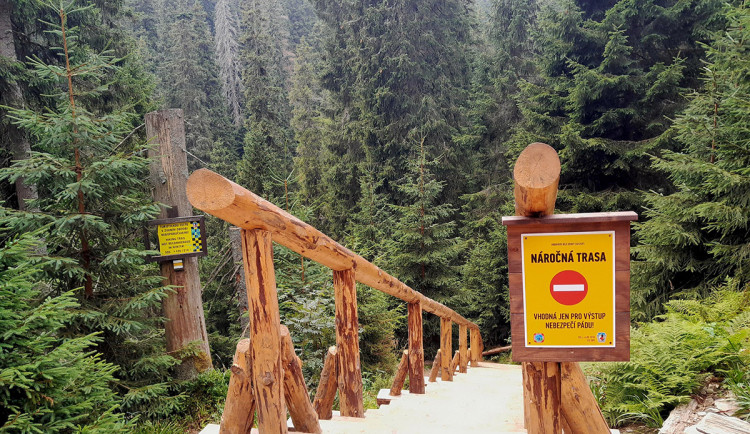 Jednosměrně na Bílé Opavě? Atraktivní stezka v Jeseníkách se ucpává při náporu výletníků