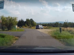 Policista jel ve svém volnu na nákup. Řidiče, který se mu snažil zmizet, dohonil