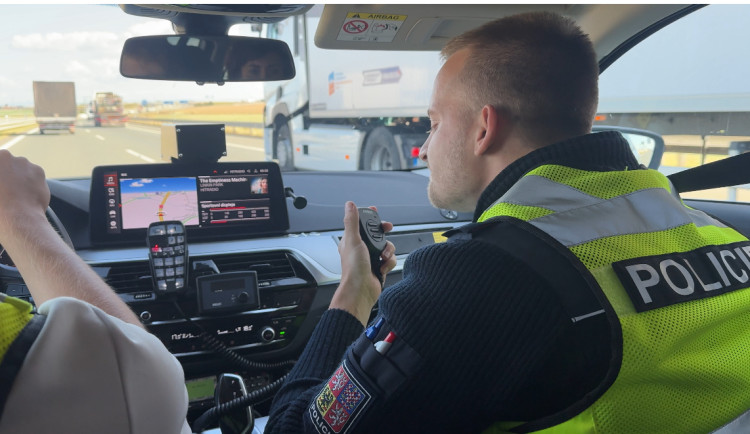 Evergreen  na D11: Mobily za volantem, chystá se další policejní zátah