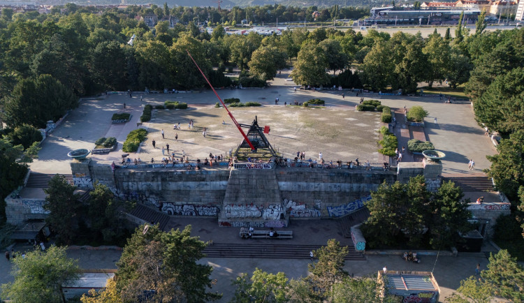 Letenský metronom má po generálce, poprvé po dvou letech ho rozhýbali