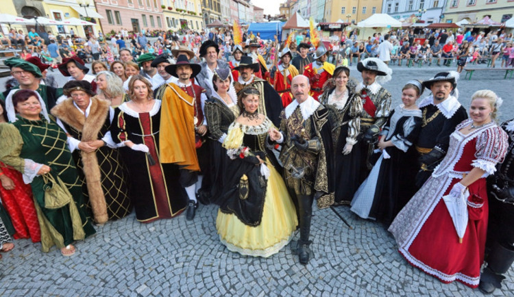 Cheb o víkendu ožije Valdštejnskými slavnostmi, rozšíří se také do okolí centra. Foto: Se svolením Valdštejnských slavností