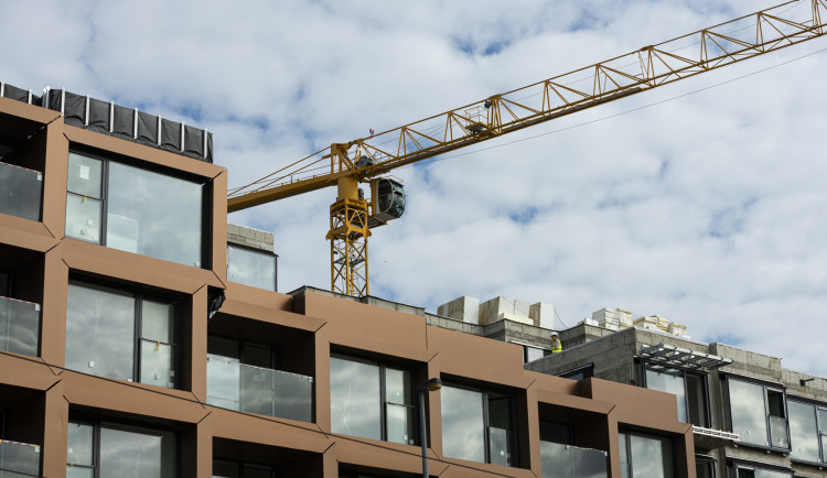 Praha je třetí nejméně dostupné město pro koupi nového bytu v Evropě
