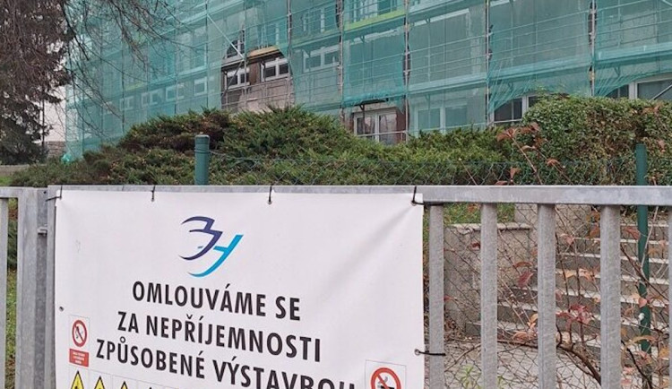 Děti ze ZŠ Švermova v Liberci se kvůli stavbě začnou učit až o týden později