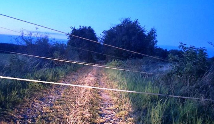 Mladík na kole boural. V poli se zapletl do drátu, co byl pověšený metr nad zemí