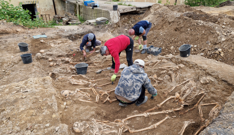 Archeologové odhalili u Břevnovského kláštera 1289 ostatků pruských vojáků