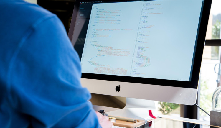 Umělá inteligence nesmí nahradit lidský přístup, zdůrazňuje ombudsman