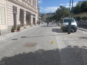 Cyklista v Karlových Varech srazil chodkyni. Údajně do něj vrazil neznámý chodec