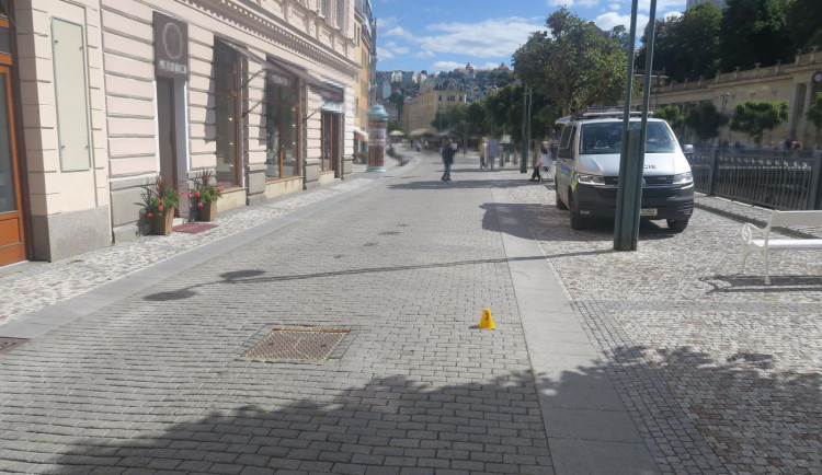 Cyklista v Karlových Varech srazil chodkyni. Údajně do něj vrazil neznámý chodec. Foto: Se svolením Policie ČR