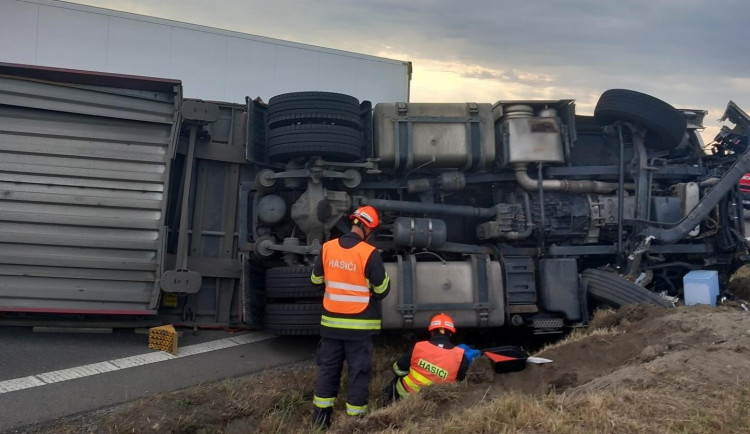 Na Vyškovsku se srazily dva kamiony, zablokovaly silnici první třídy