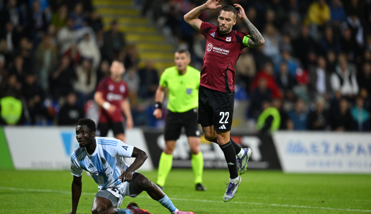 Fotbalisté Sparty prohráli v Rize 0:1, do Konferenční ligy ale postoupili