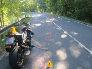 Na Sokolovsku se srazili dva motorkáři. Jeden z nich musel letecky do nemocnice