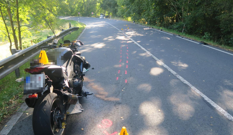 Na Sokolovsku se srazili dva motorkáři. Jeden z nich musel letecky do nemocnice. Foto: Se svolením Policie ČR