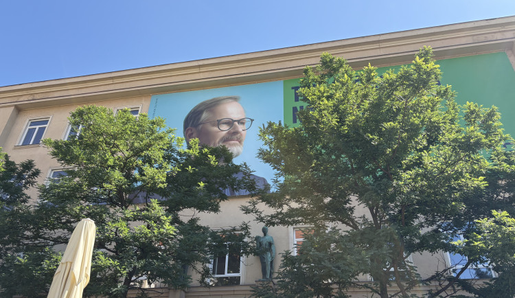Kauza Fialův banner pokračuje. O portrétu nad Moravákem rozhodne krajský úřad