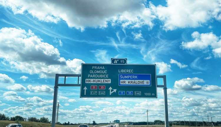 Na D11 si to Toyota střihla v protisměru. Řidič měl v sobě skoro tři promile