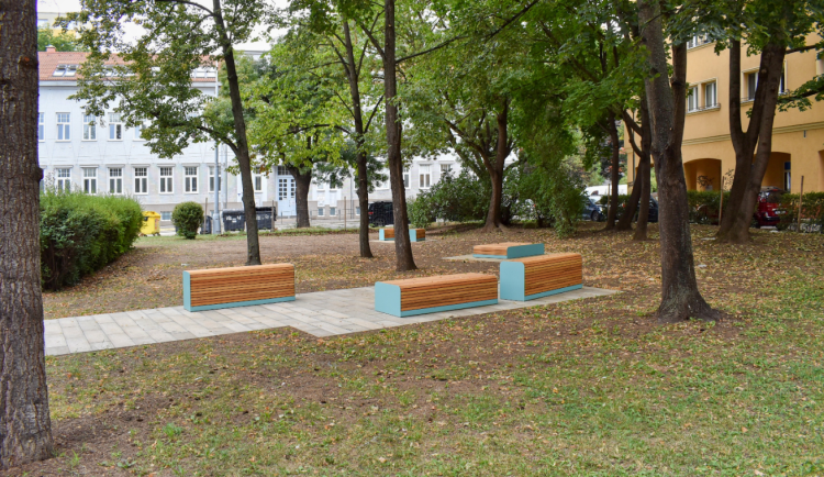 Park před gymnáziem na Vídeňské ožil. Přibyly stromy, lavičky i místo pro relax