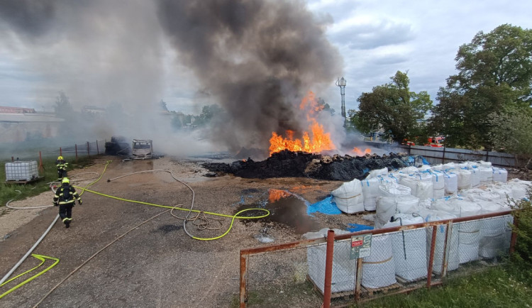 Přibývá požárů skládek odpadů, ministerstvo plánuje preventivní kontroly