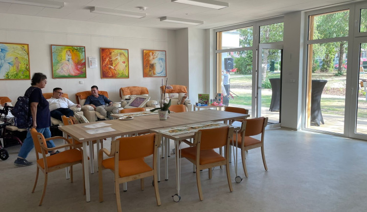 V Hostivaři v září otevřou školku se stacionářem pro seniory