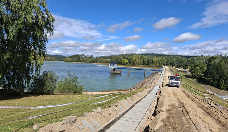 Nádrž Hubenov zásobuje vodou 70 tisíc lidí, zpevněná hráz odolá extrémní povodni