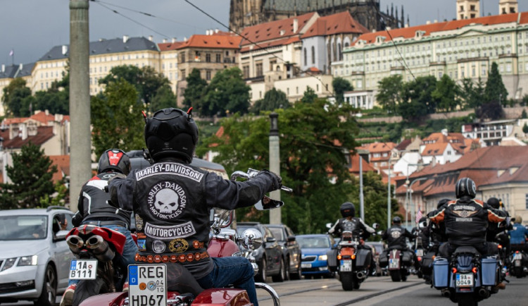 Stovky motorek Harley-Davidson projely Prahou, přidal se i prezidentský pár