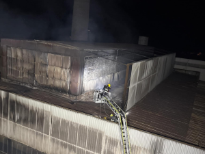 V Novém Sedle na Sokolovsku hořela v noci střecha sklárny