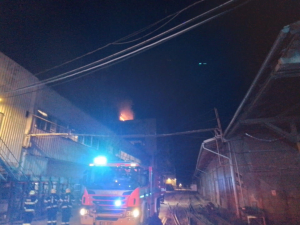 V Novém Sedle na Sokolovsku hořela v noci střecha sklárny