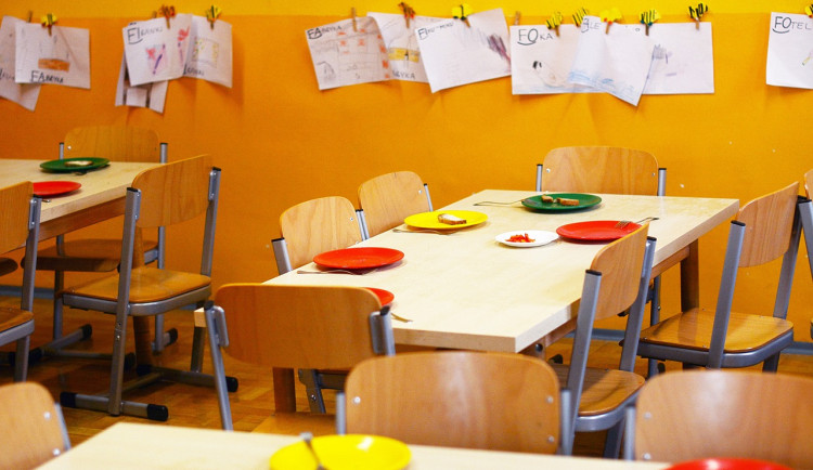 Méně soli, víc zeleniny. Pražské školy upravují jídelníčky podle nové vyhlášky