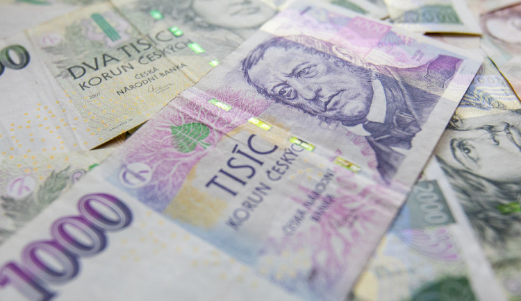 Řekl heslo a žena mu na ulici v Mohelnici dala přes dvě stě tisíc. Naletěla falešnému bankéři