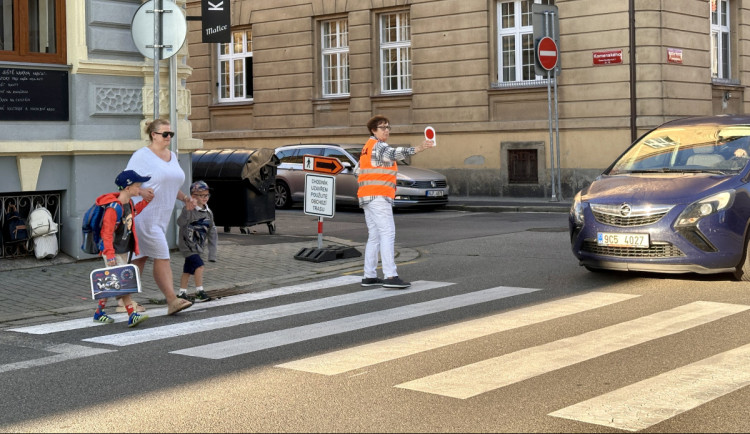 Školáci dnes opět vyrazili do školy, přes přechody jim pomáhali strážníci i dobrovolníci